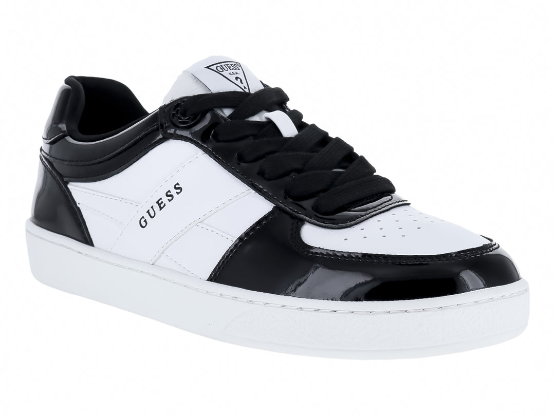 Tenis Guess blancos y negros con detalles en acabado brillante y suela blanca.
