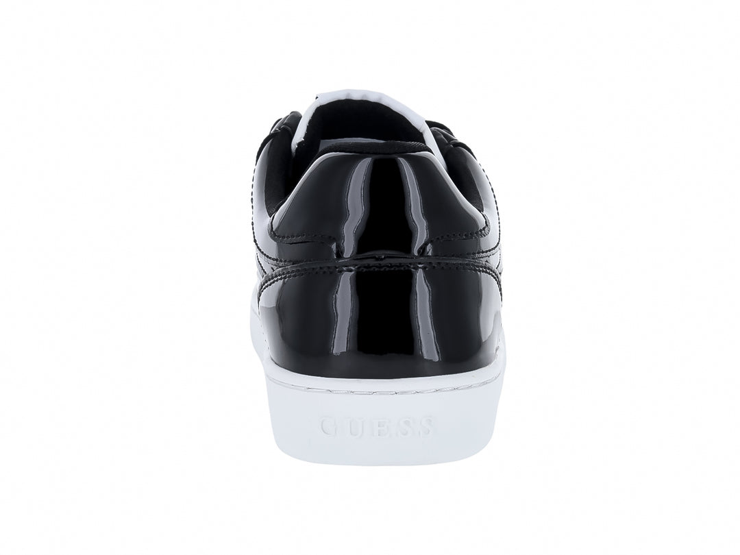 Tenis Guess blancos y negros con detalles en acabado brillante y suela blanca.