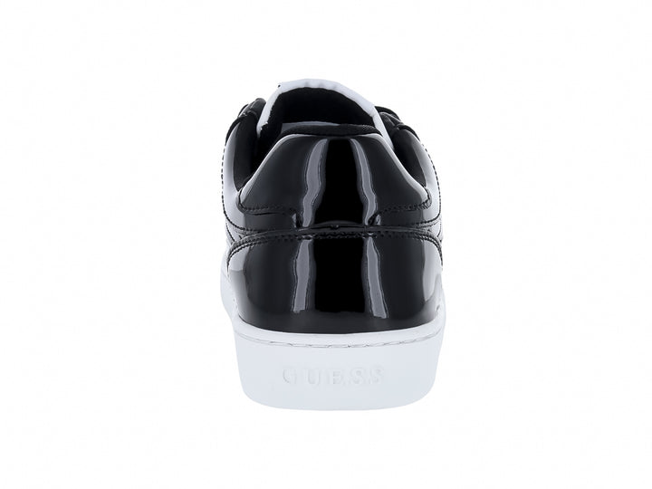 Tenis Guess blancos y negros con detalles en acabado brillante y suela blanca.