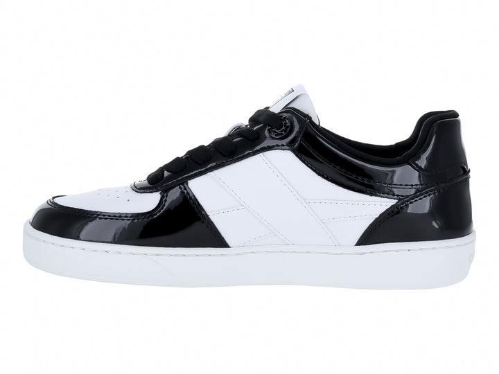 Tenis Guess blancos y negros con detalles en acabado brillante y suela blanca.