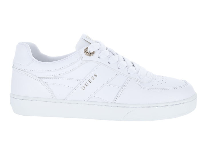 Tenis blancos GUESS de corte bajo con detalles dorados y cordones blancos.