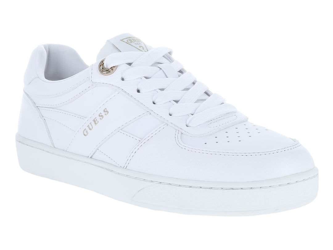 Tenis blancos GUESS de corte bajo con detalles dorados y cordones blancos.