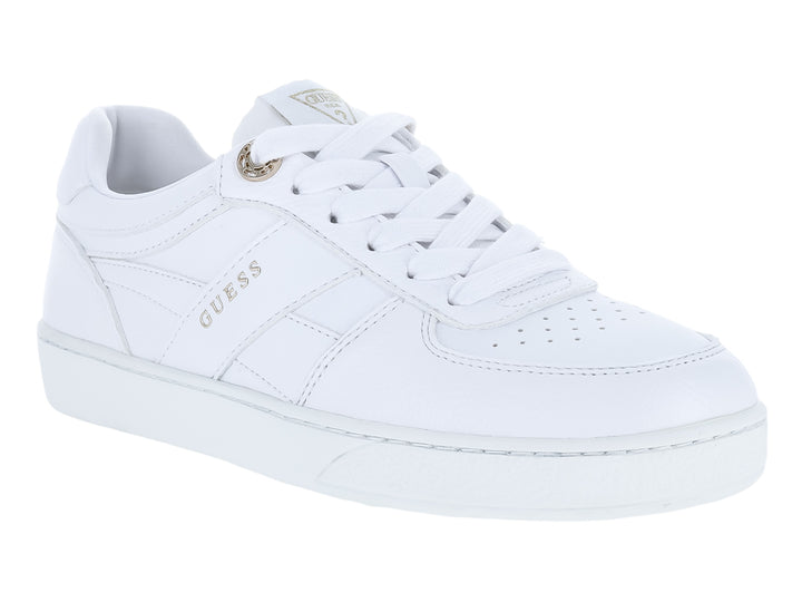 Tenis blancos GUESS de corte bajo con detalles dorados y cordones blancos.