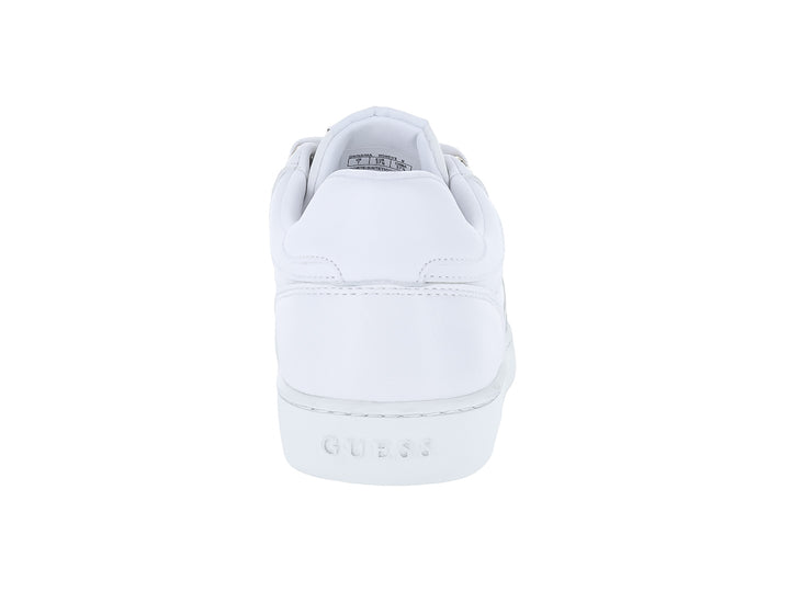 Tenis blancos GUESS de corte bajo con detalles dorados y cordones blancos.