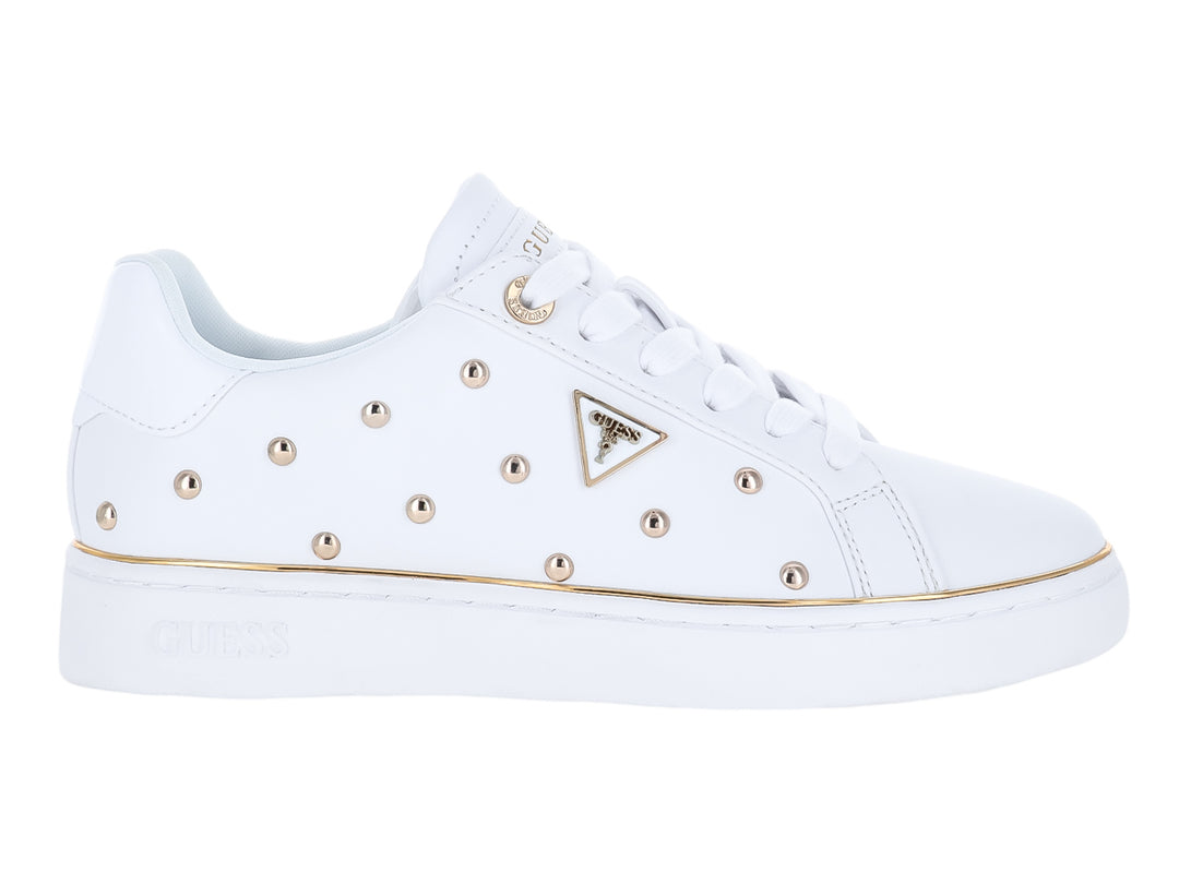 Tenis blancos GUESS con detalles de estoperoles dorados y suela blanca.