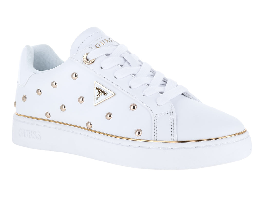 Tenis blancos GUESS con detalles de estoperoles dorados y suela blanca.