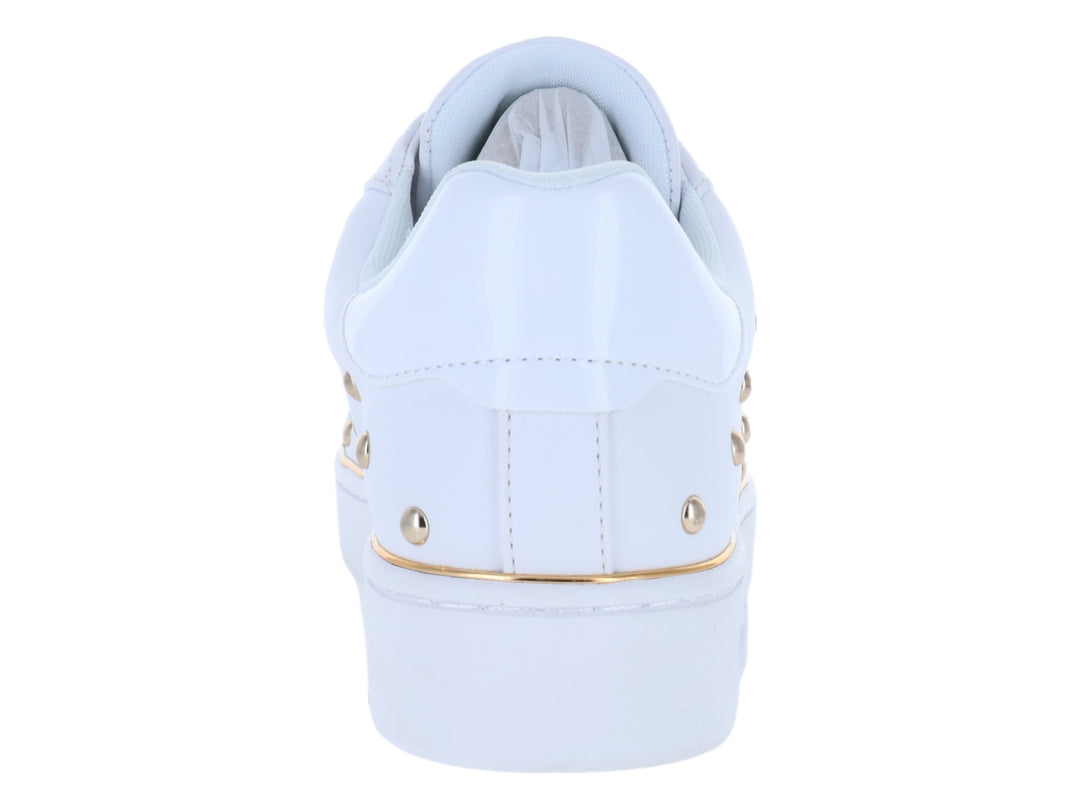 Tenis blancos GUESS con detalles de estoperoles dorados y suela blanca.