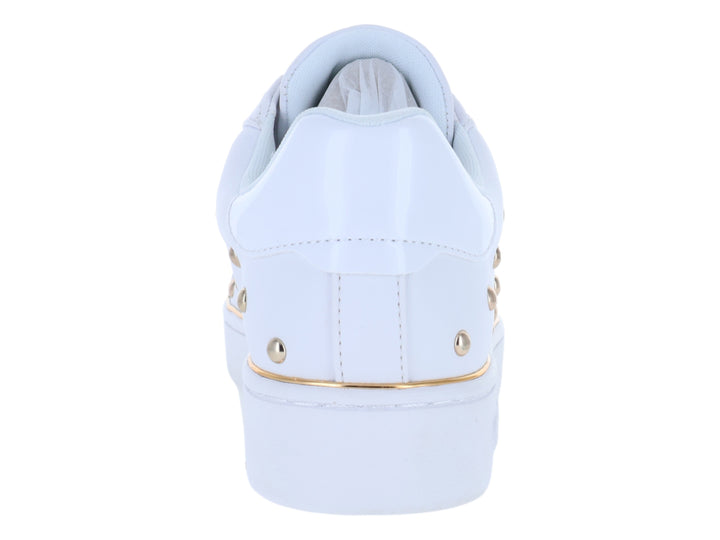 Tenis blancos GUESS con detalles de estoperoles dorados y suela blanca.