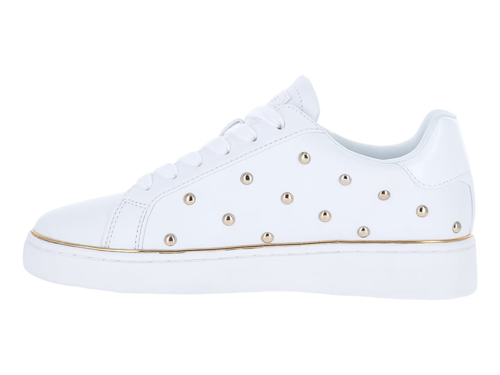 Tenis blancos GUESS con detalles de estoperoles dorados y suela blanca.