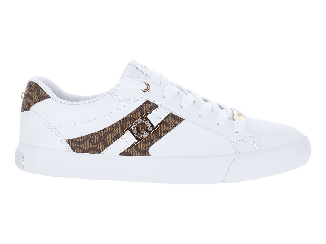Tenis blancos GBG con franja y talón en color mocha y logotipo G brillante.