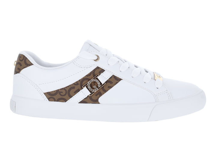 Tenis blancos GBG con franja y talón en color mocha y logotipo G brillante.