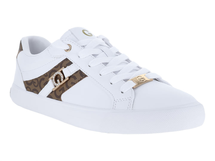 Tenis blancos GBG con franja y talón en color mocha y logotipo G brillante.