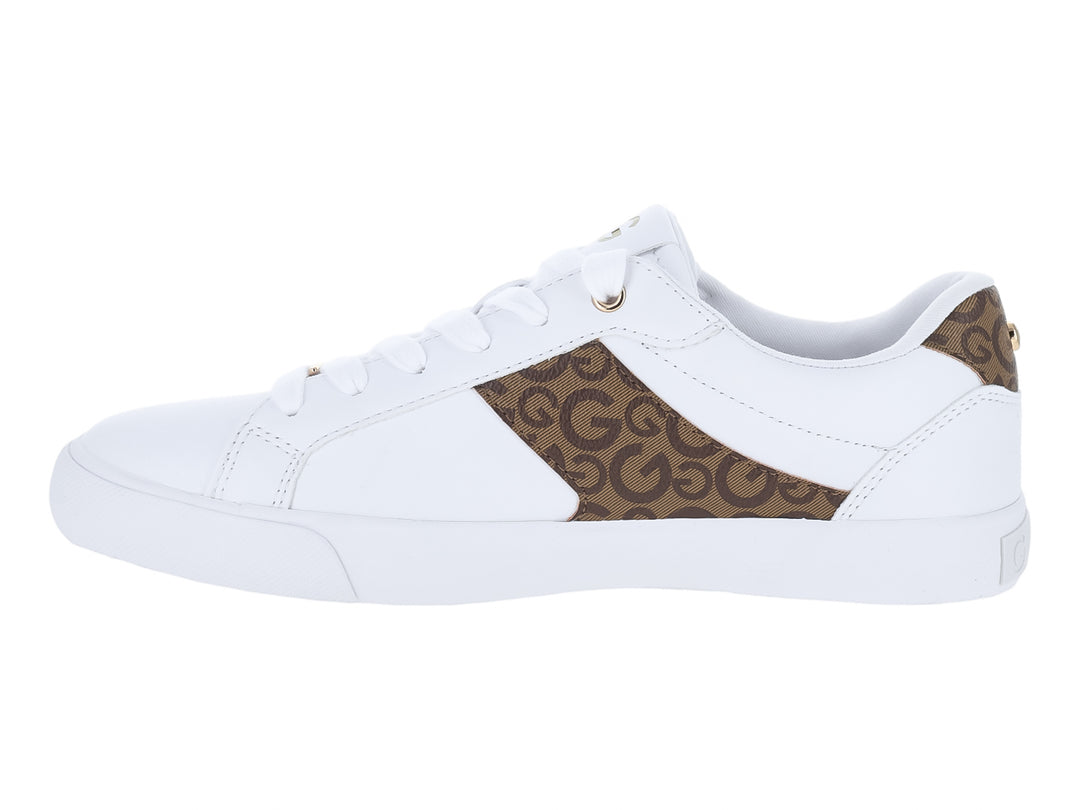 Tenis blancos GBG con franja y talón en color mocha y logotipo G brillante.