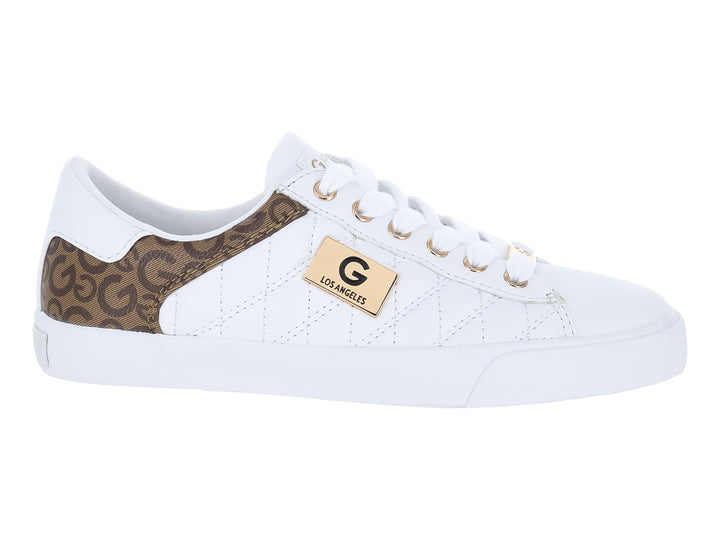 Tenis blancos GBG con franja lateral color mocha y placa metálica dorada.