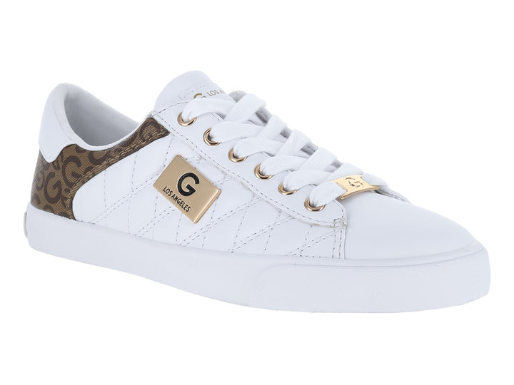 Tenis blancos GBG con franja lateral color mocha y placa metálica dorada.