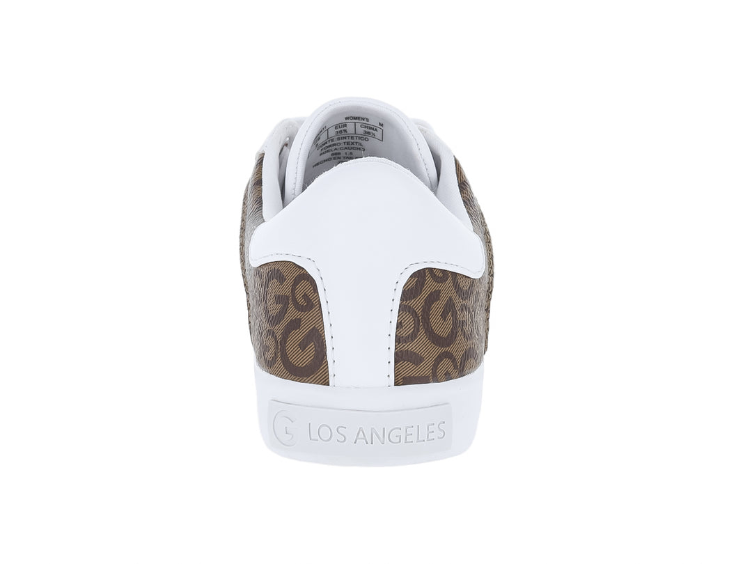 Tenis blancos GBG con franja lateral color mocha y placa metálica dorada.
