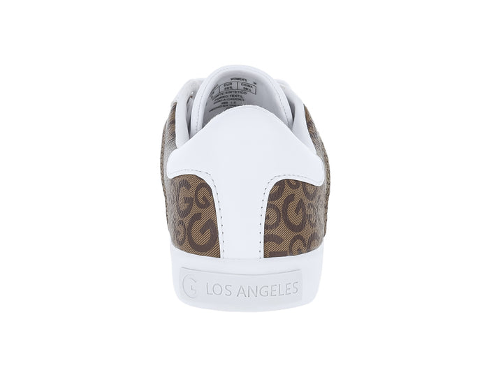 Tenis blancos GBG con franja lateral color mocha y placa metálica dorada.