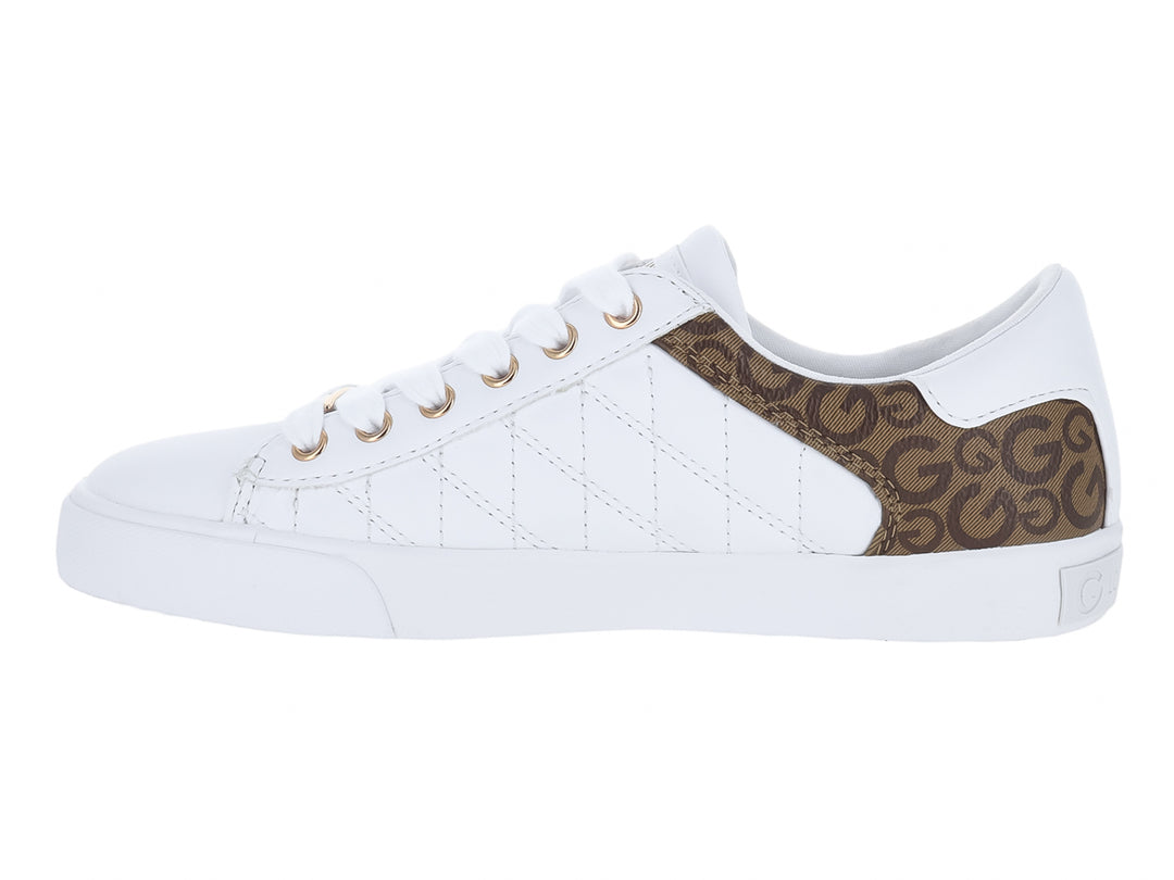 Tenis blancos GBG con franja lateral color mocha y placa metálica dorada.