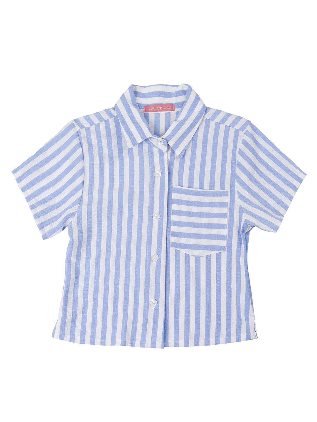Niña vistiendo un conjunto de camisa y short a rayas azules y blancas.