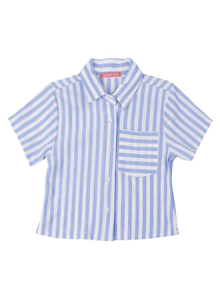 Niña vistiendo un conjunto de camisa y short a rayas azules y blancas.