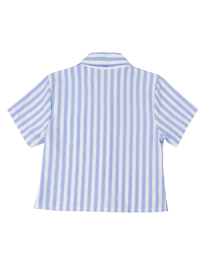 Niña vistiendo un conjunto de camisa y short a rayas azules y blancas.