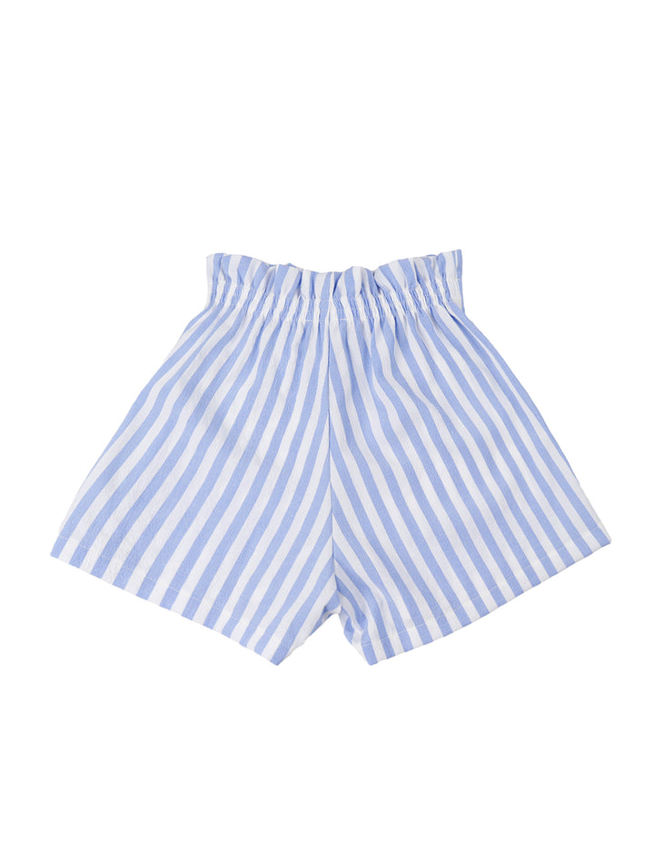 Niña vistiendo un conjunto de camisa y short a rayas azules y blancas.