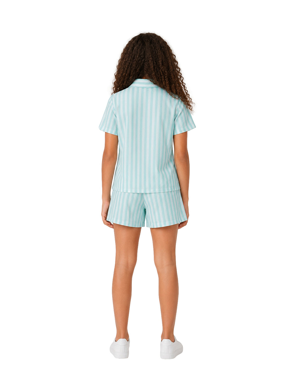 Niña vistiendo conjunto de camisa y short a rayas color menta y blanco.