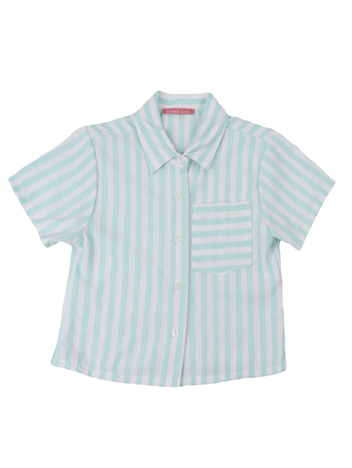 Niña vistiendo conjunto de camisa y short a rayas color menta y blanco.