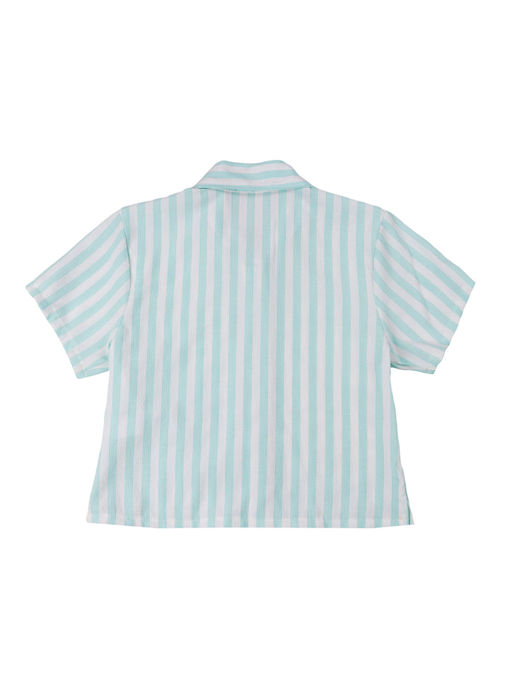 Niña vistiendo conjunto de camisa y short a rayas color menta y blanco.