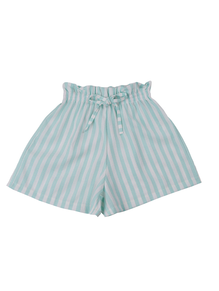 Niña vistiendo conjunto de camisa y short a rayas color menta y blanco.