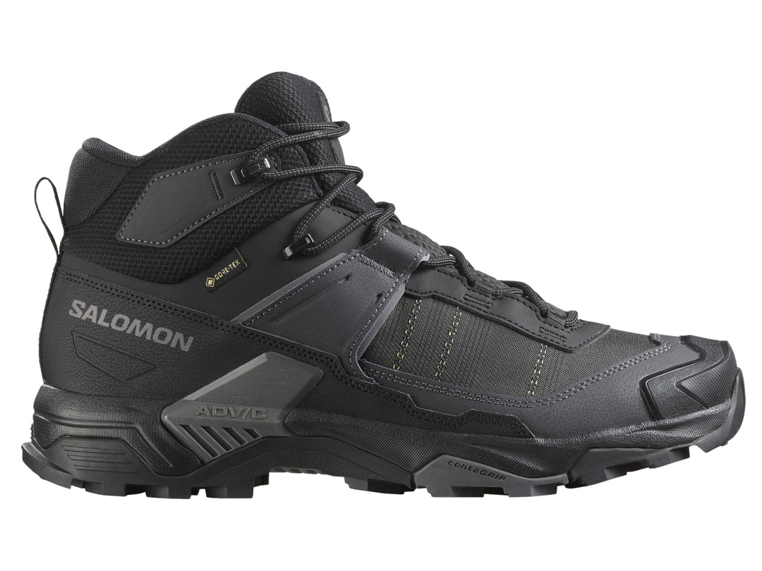 Bota de senderismo Salomon color negro con suela robusta y diseño resistente para actividades al aire libre.