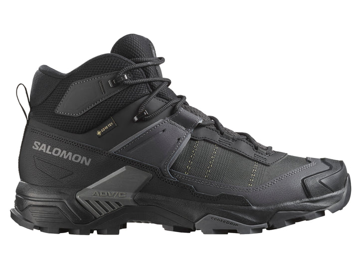 Bota de senderismo Salomon color negro con suela robusta y diseño resistente para actividades al aire libre.