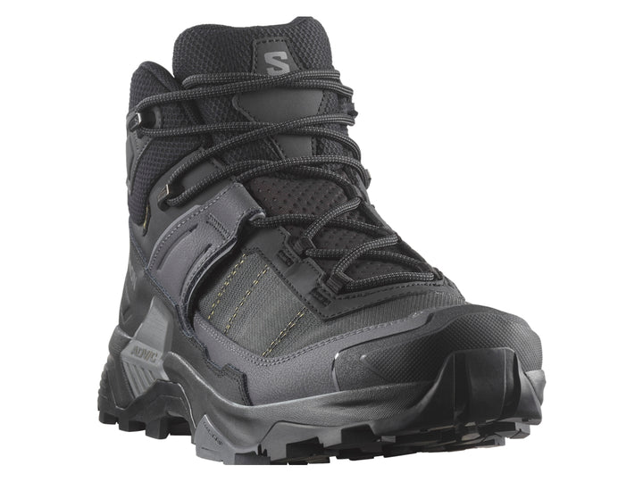 Bota de senderismo Salomon color negro con suela robusta y diseño resistente para actividades al aire libre.