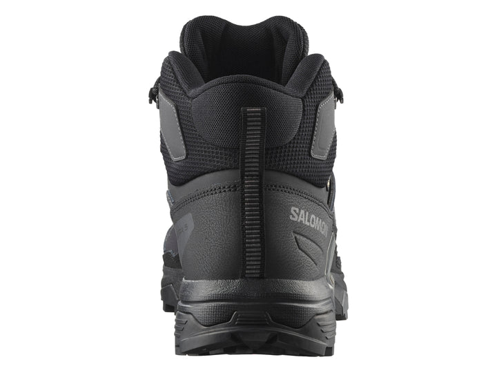 Bota de senderismo Salomon color negro con suela robusta y diseño resistente para actividades al aire libre.