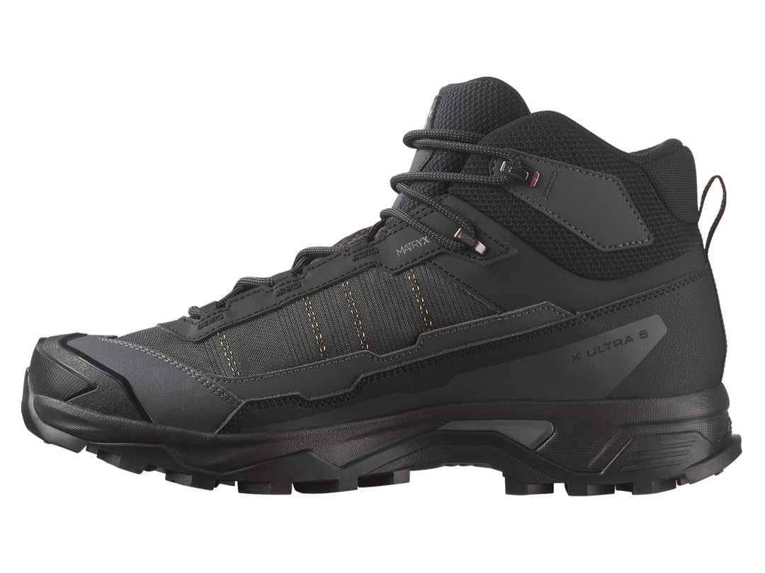 Bota de senderismo Salomon color negro con suela robusta y diseño resistente para actividades al aire libre.