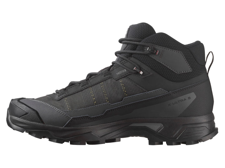 Bota de senderismo Salomon color negro con suela robusta y diseño resistente para actividades al aire libre.