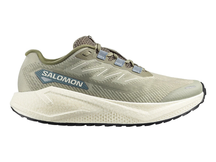 Tenis de running Salomon color verde oliva con suela blanca y detalles en azul.