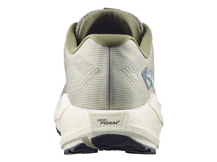 Tenis de running Salomon color verde oliva con suela blanca y detalles en azul.