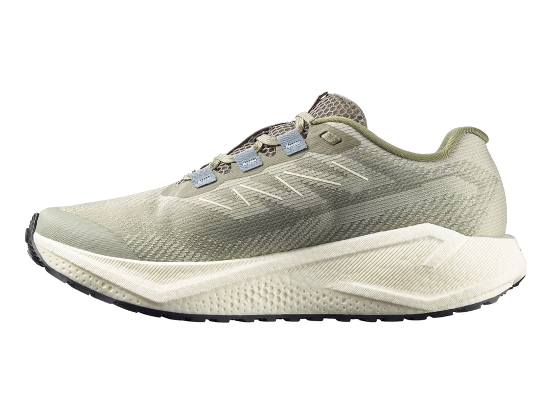 Tenis de running Salomon color verde oliva con suela blanca y detalles en azul.