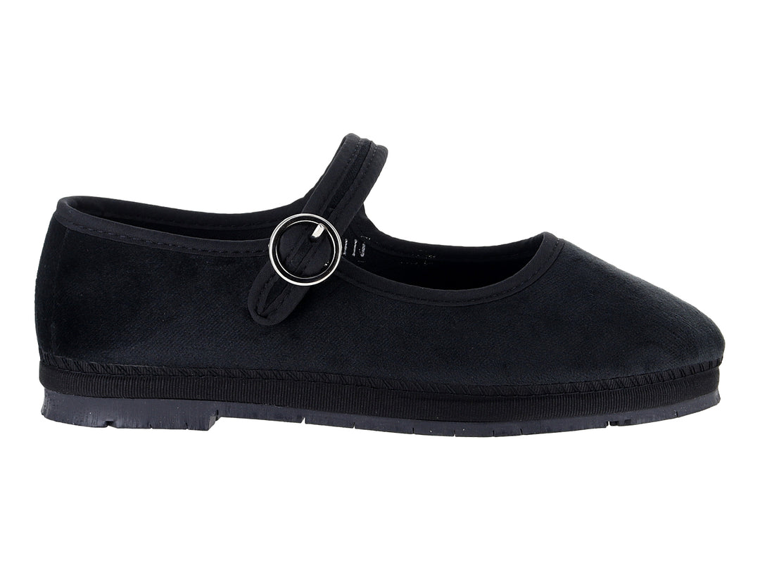 Zapato tipo ballerina color negro con correa y hebilla plateada.