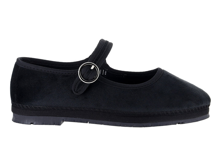 Zapato tipo ballerina color negro con correa y hebilla plateada.