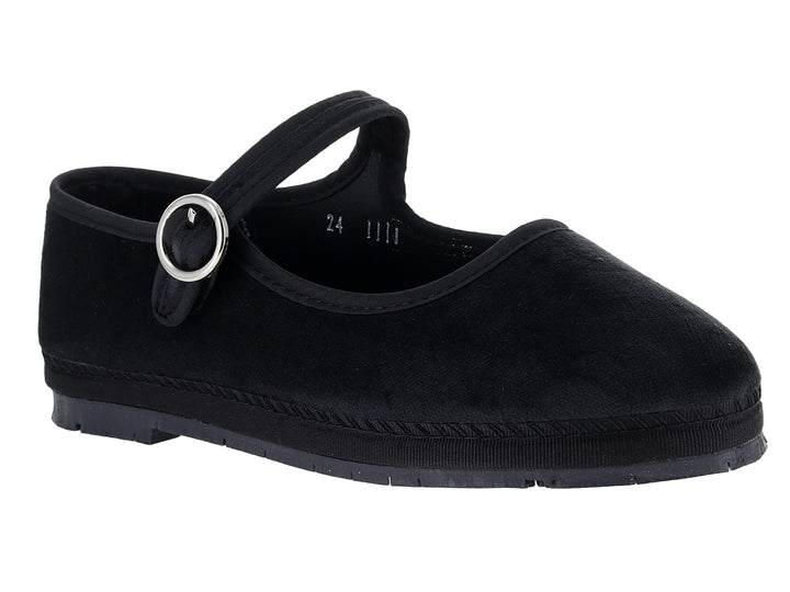 Zapato tipo ballerina color negro con correa y hebilla plateada.