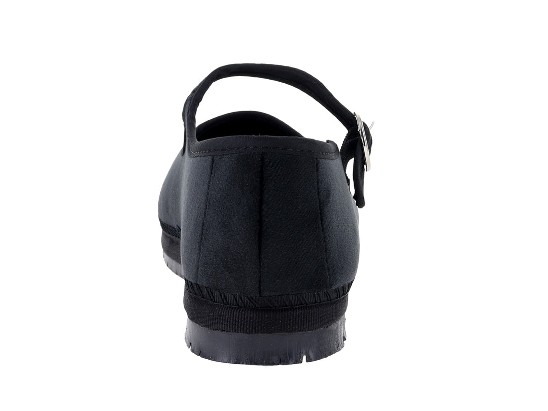 Zapato tipo ballerina color negro con correa y hebilla plateada.