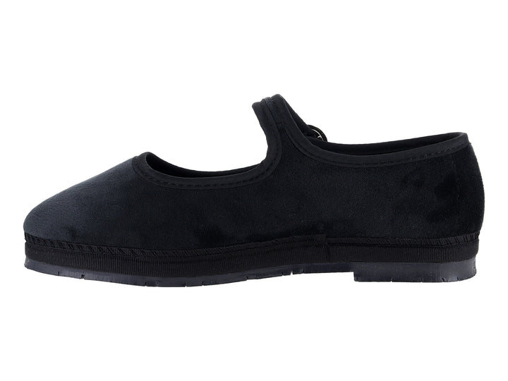 Zapato tipo ballerina color negro con correa y hebilla plateada.