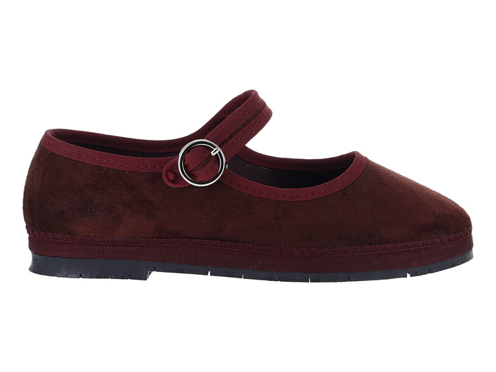 Zapatos planos tipo ballerinas color burgundy con correa y hebilla metálica.