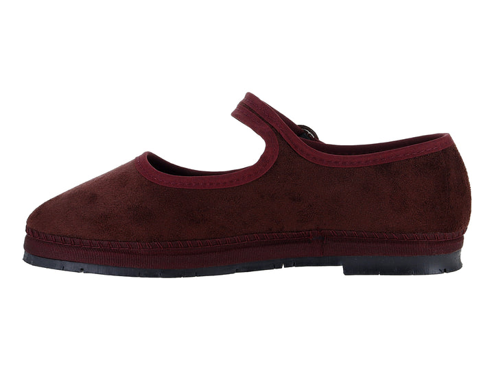 Zapatos planos tipo ballerinas color burgundy con correa y hebilla metálica.