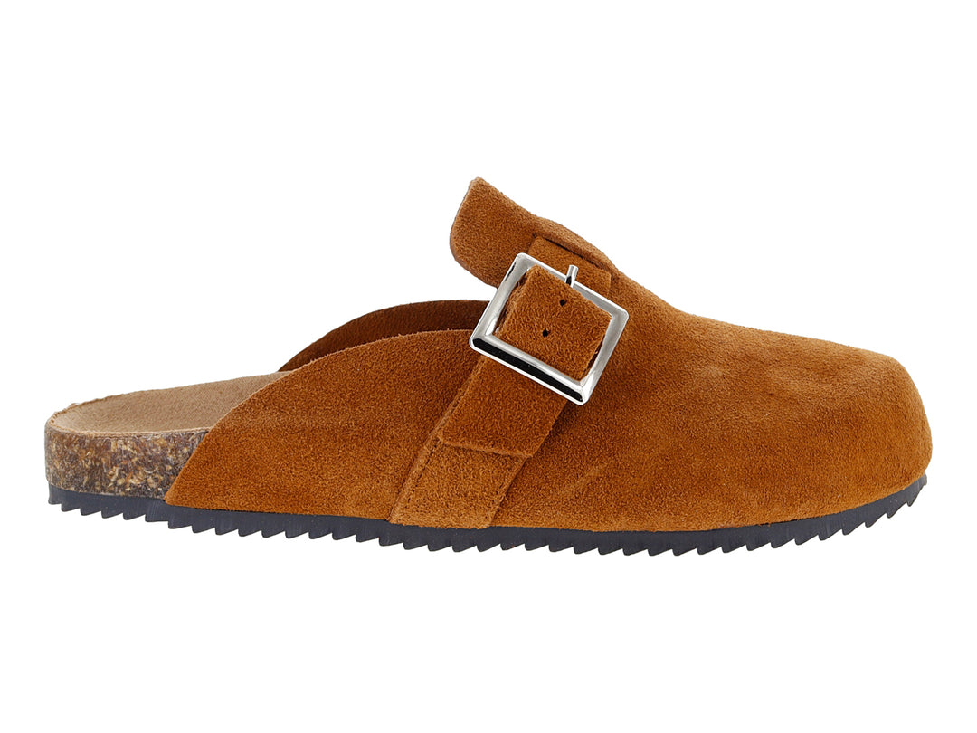 Zueco color camel de piel con hebilla plateada y suela de corcho.