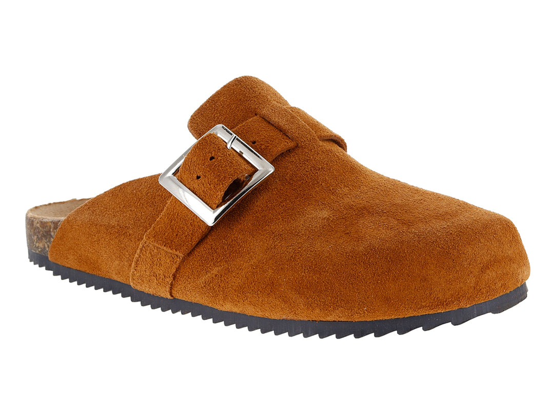 Zueco color camel de piel con hebilla plateada y suela de corcho.