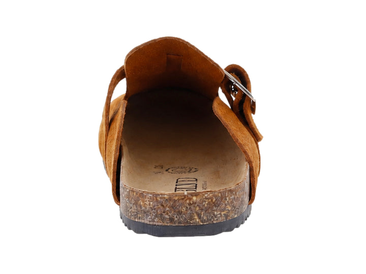 Zueco color camel de piel con hebilla plateada y suela de corcho.