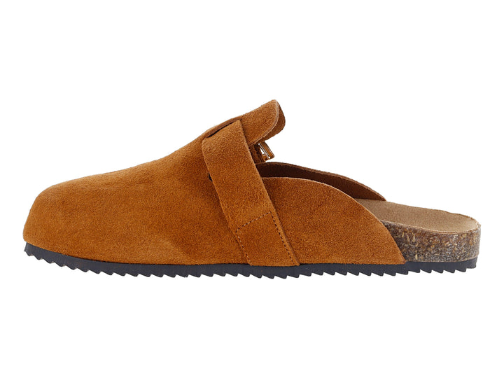Zueco color camel de piel con hebilla plateada y suela de corcho.